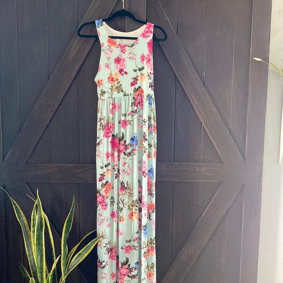 Bellamie Large Light Green with Vibrant Flower design. Sleeveless - Picture 1 of 8